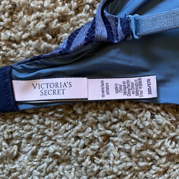 Like new Victoria’s Secret no wire stripe bra - Picture 3 of 3
